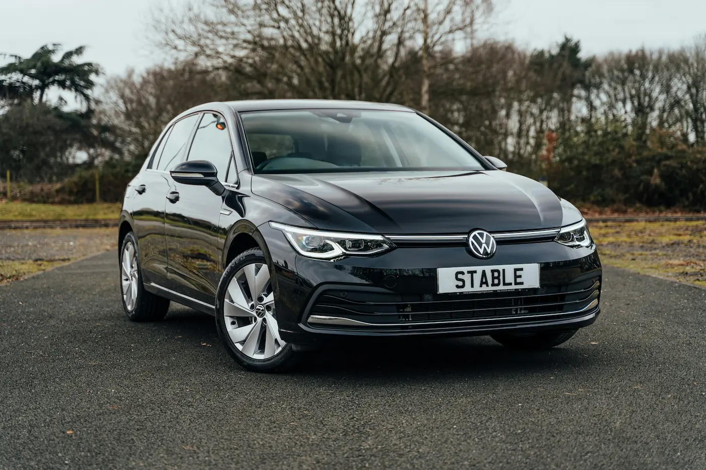 Czarny Volkswagen Golf VIII po diagnostyce komputerowej i usunięciu nieszczelności dolotu w MOTORLAB.
