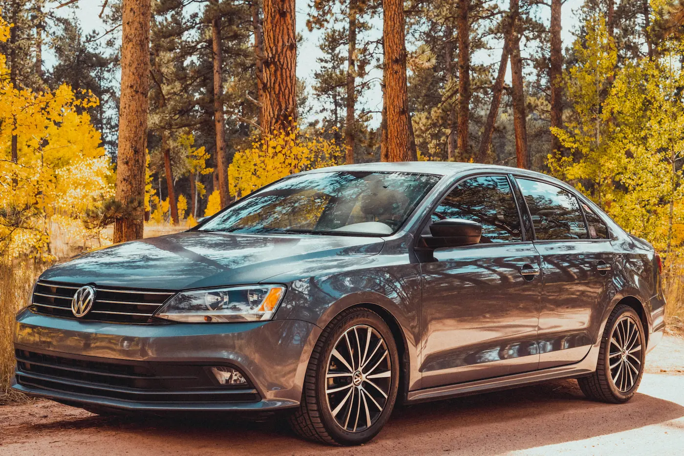 Szary sedan Volkswagen Jetta zaparkowany w bezpiecznym miejscu po zwrocie auta klientowi przez MOTORLAB.