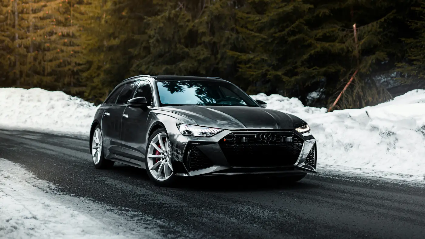 Szare Audi RS6 Avant zaparkowane na zaśnieżonej drodze po profesjonalnej diagnostyce elektroniki w MOTORLAB.
