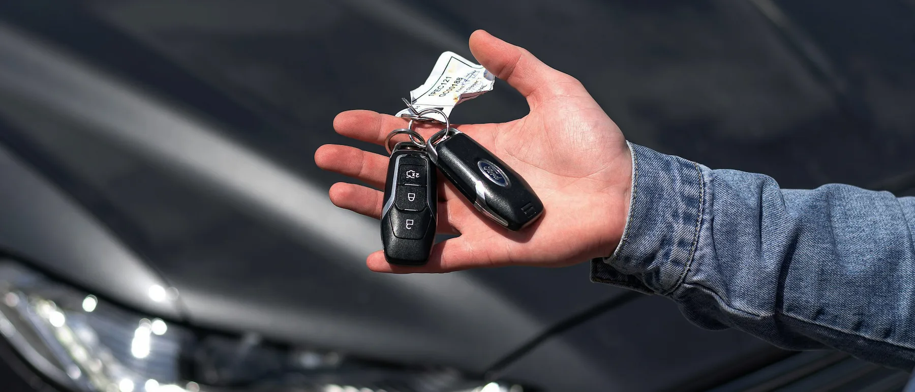 Przekazanie kluczyków do samochodu po zakończonym serwisie i rozliczeniu w MOTORLAB.