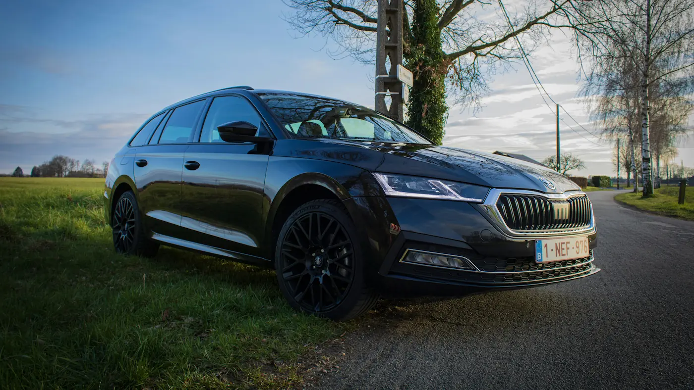 Czarna Skoda Octavia kombi zaparkowana na poboczu drogi po odebraniu z serwisu MOTORLAB.
