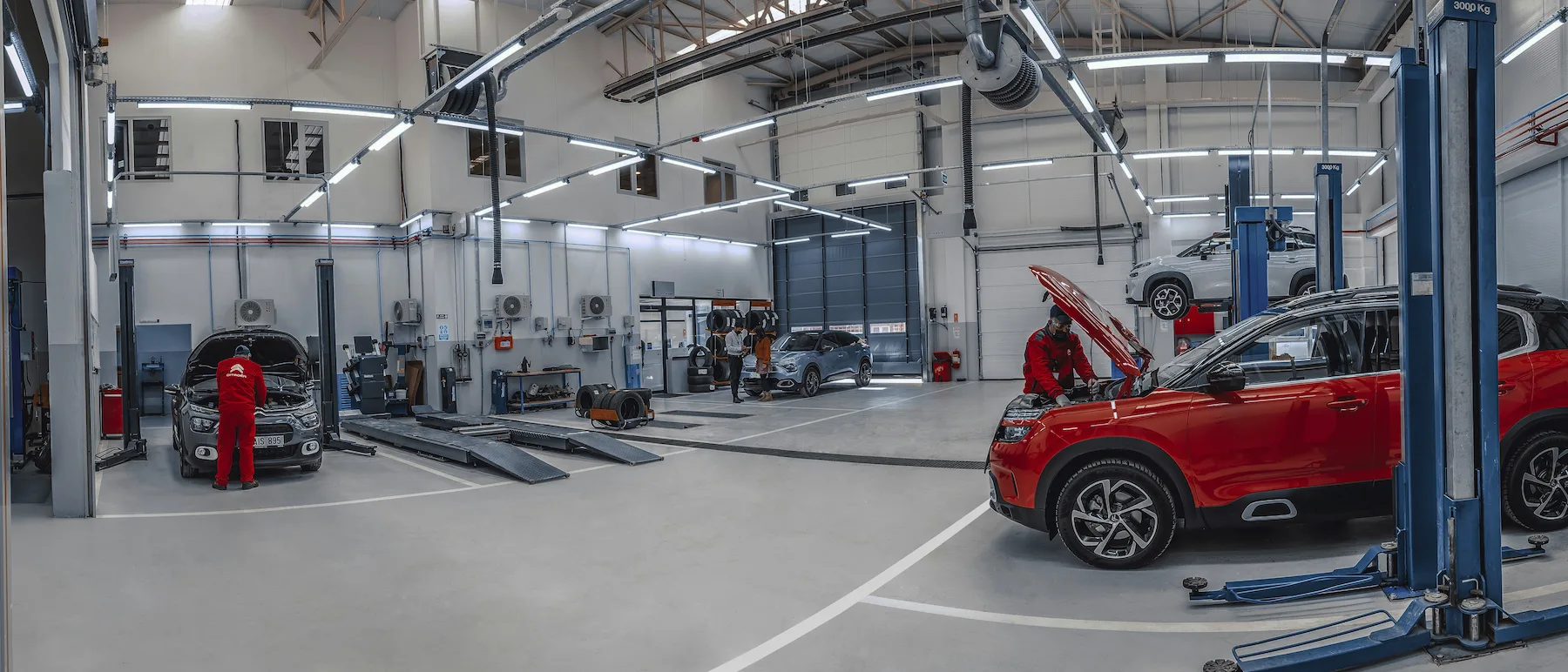 Stanowisko naprawcze z podnośnikiem samochodowym w nowoczesnym warsztacie MOTORLAB.